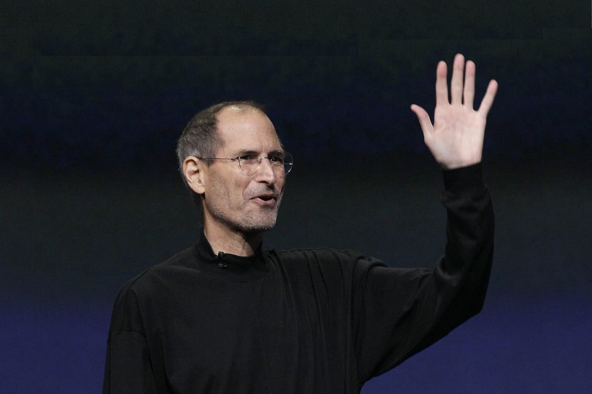 Steve Jobs murió con una fortuna de más de 10 mil millones de dólares y eligió no heredársela a sus hijos, destinando ese dinero a causas sociales porque creía que la riqueza no debía heredarse, sino usarse para ayudar a otros y permitir que cada persona construyera su propio camino