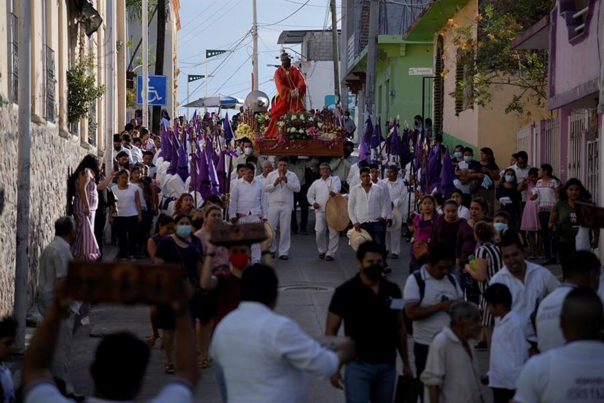 Centenares de mayas tzotziles celebran procesiones pese a pandemia