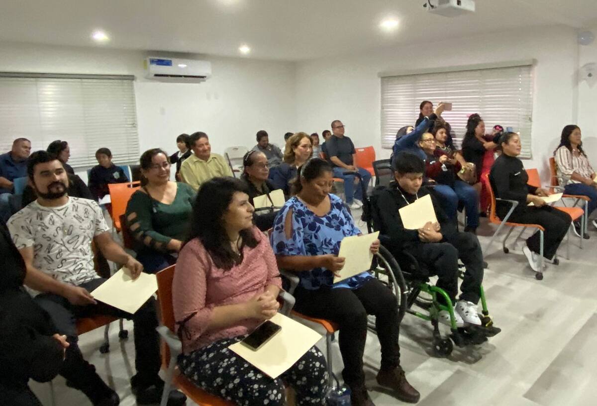 Entre los alumnos que terminaron sus estudios están mujeres de la tercera edad y jóvenes.