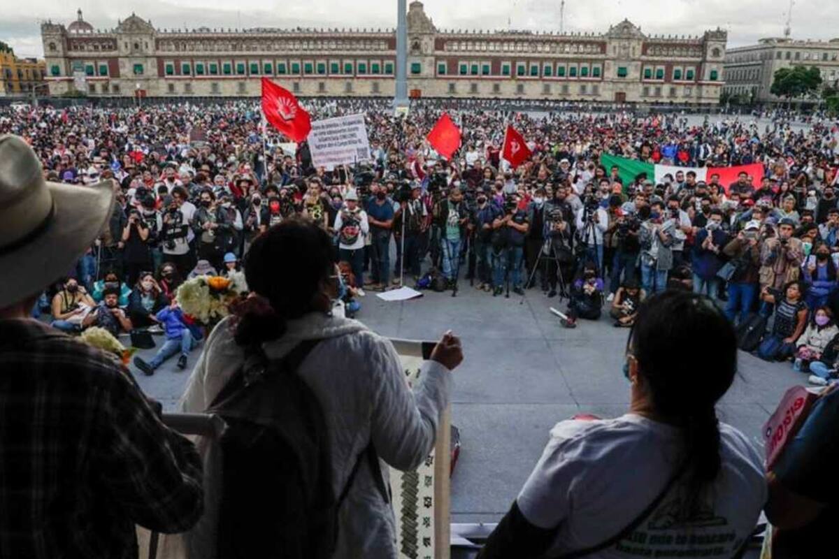 Concluye marcha por caso Ayotzinapa con consignas de padres de normalistas contra Peña Nieto y la FGR