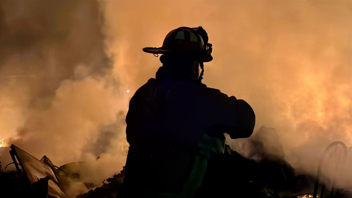 Un fuerte incendio en la colonia Rancho Las Flores segunda sección consumió por completo varias viviendas, dejando a familias en la calle. Foto: Border Zoom