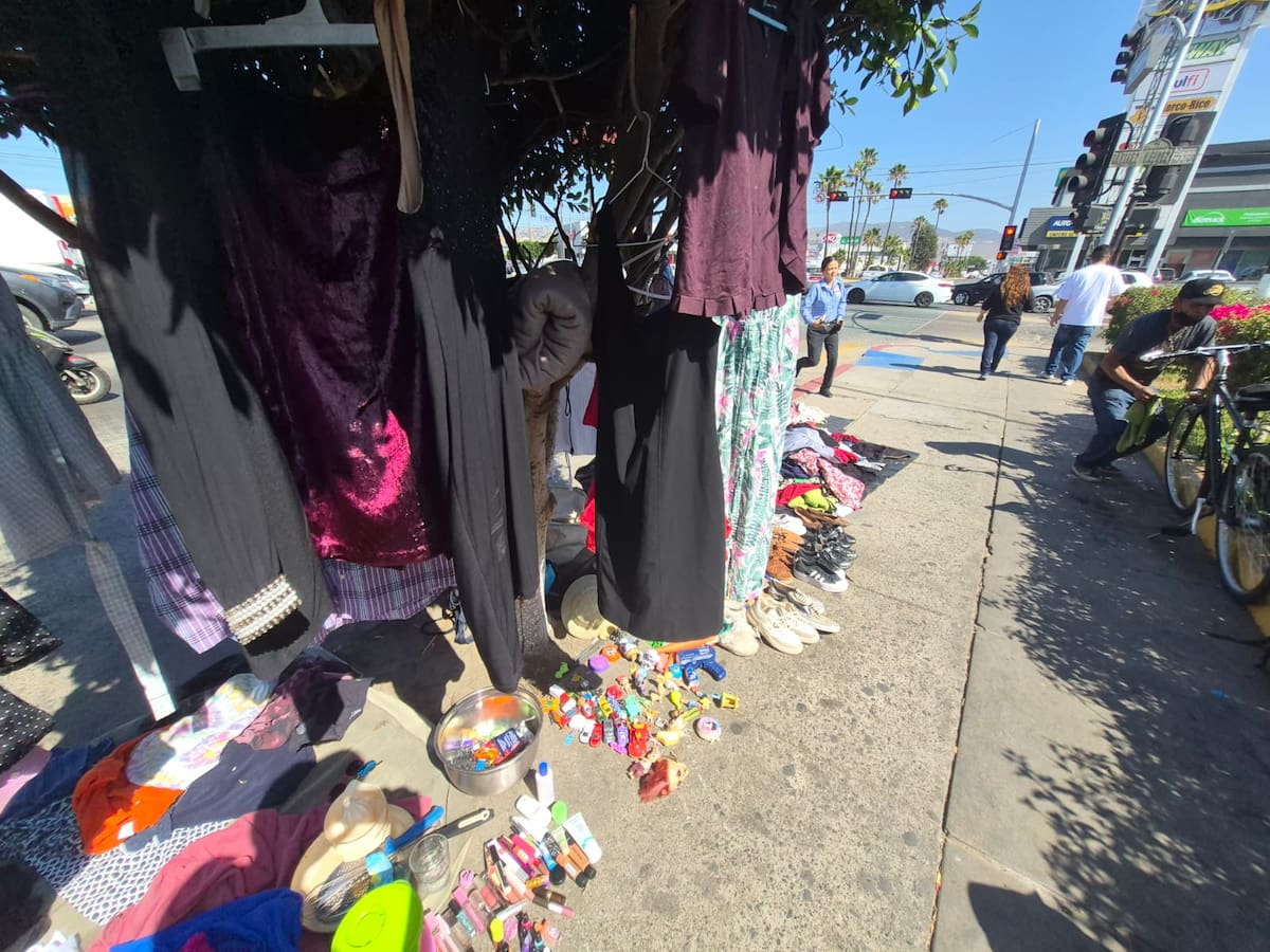 Vendedores ambulantes ocupan el paso peatonal con mercancía, dificultando el tránsito de peatones, principalmente de adultos mayores. Foto: Cortesía
