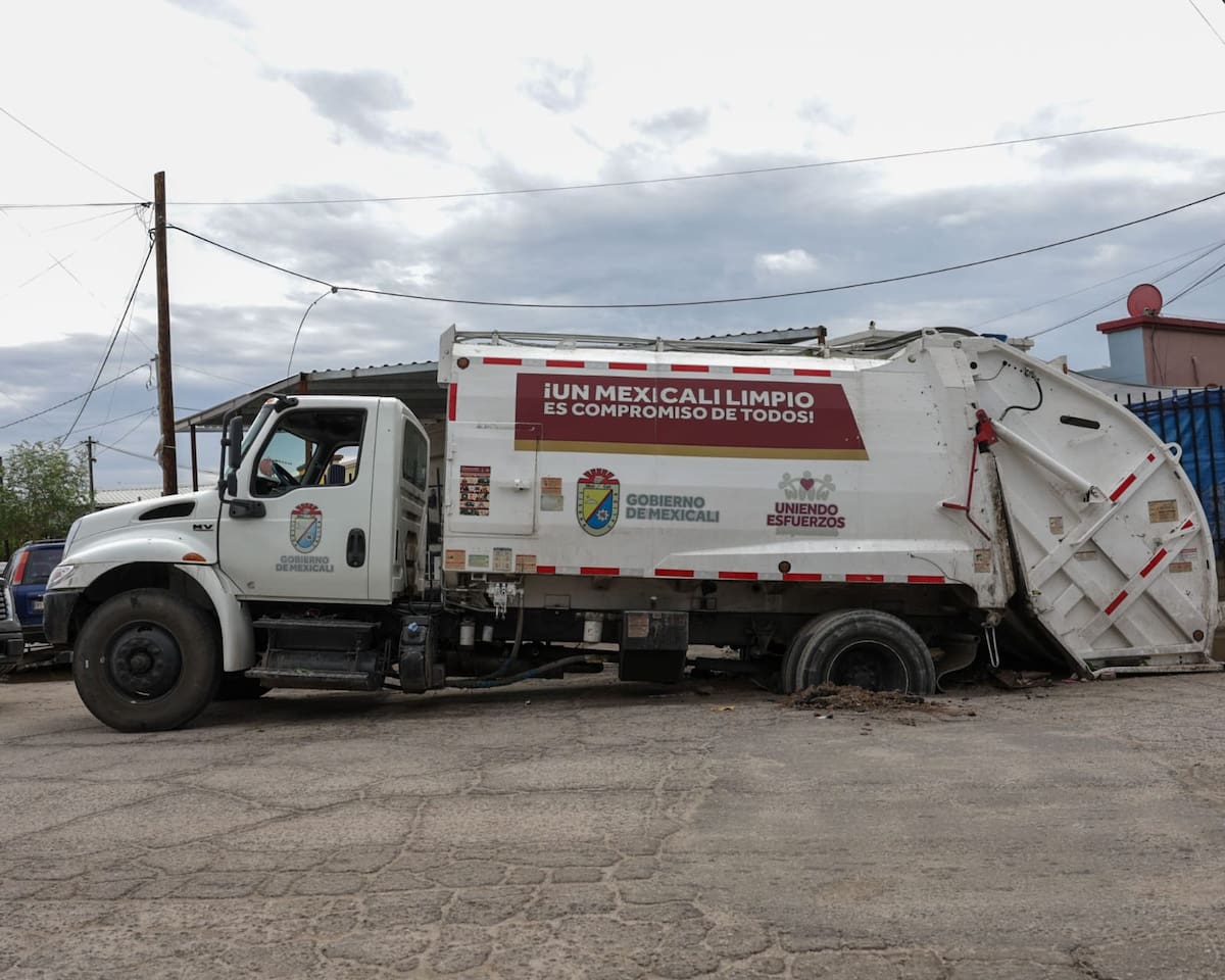 Un camión recolector de basura terminó dentro de un socavón tras las lluvias registradas el lunes en la zona de Ciénega Grande, en las inmediaciones del fraccionamiento Hacienda del Lago. FOTO: Javier Gallegos