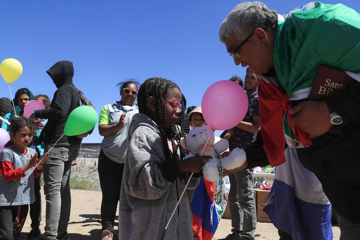 Celebran migrantes el Día del Niño en la frontera de Ciudad Juárez con EU
