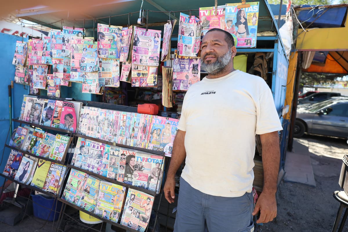 Gabriel mantiene vivo su puesto de revistas con 30 años de historia en el Mercado Número 2 de Hermosillo