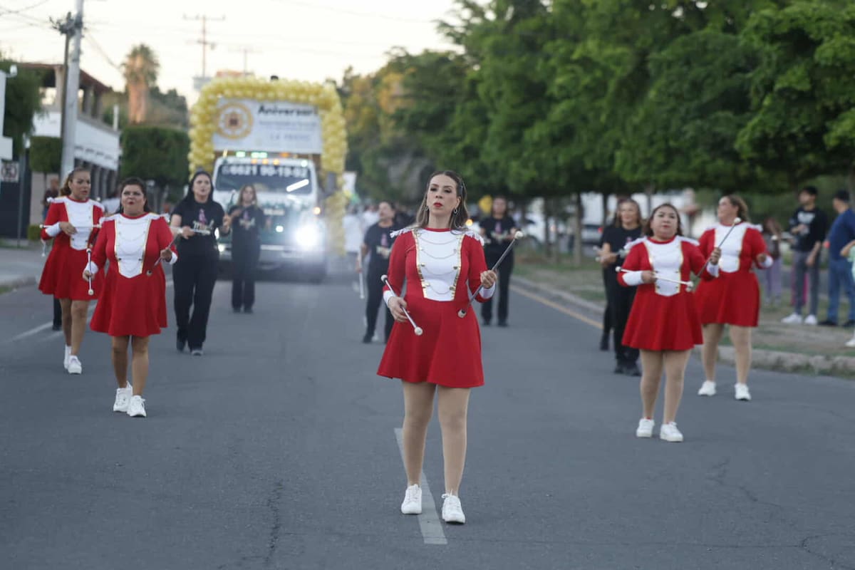 Diversas generaciones de bastoneras encabezaron el desfile que recorrió los bulevares Gómez Farías, Kino y Morelos antes de regresar al plantel escolar.