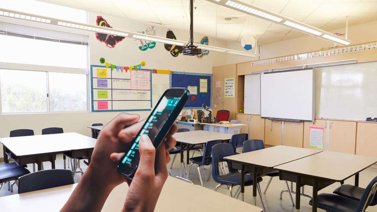 Uso excesivo de celulares y redes sociales afecta la atención y convivencia de estudiantes, advierten especialistas