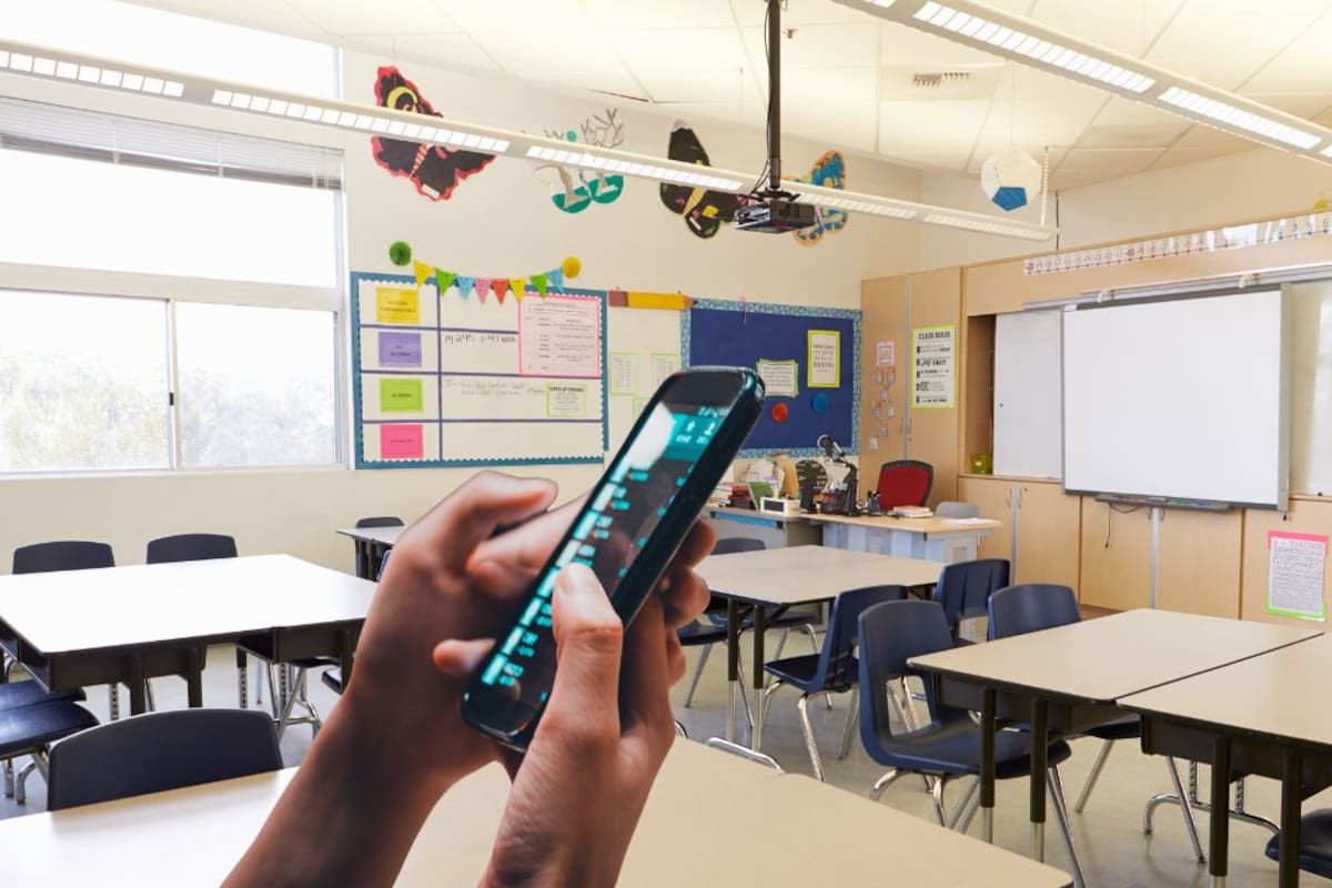Uso excesivo de celulares y redes sociales afecta la atención y convivencia de estudiantes, advierten especialistas