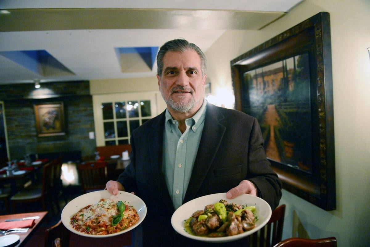 Padre de Lady Gaga es criticado por pedir ayuda para su restaurante