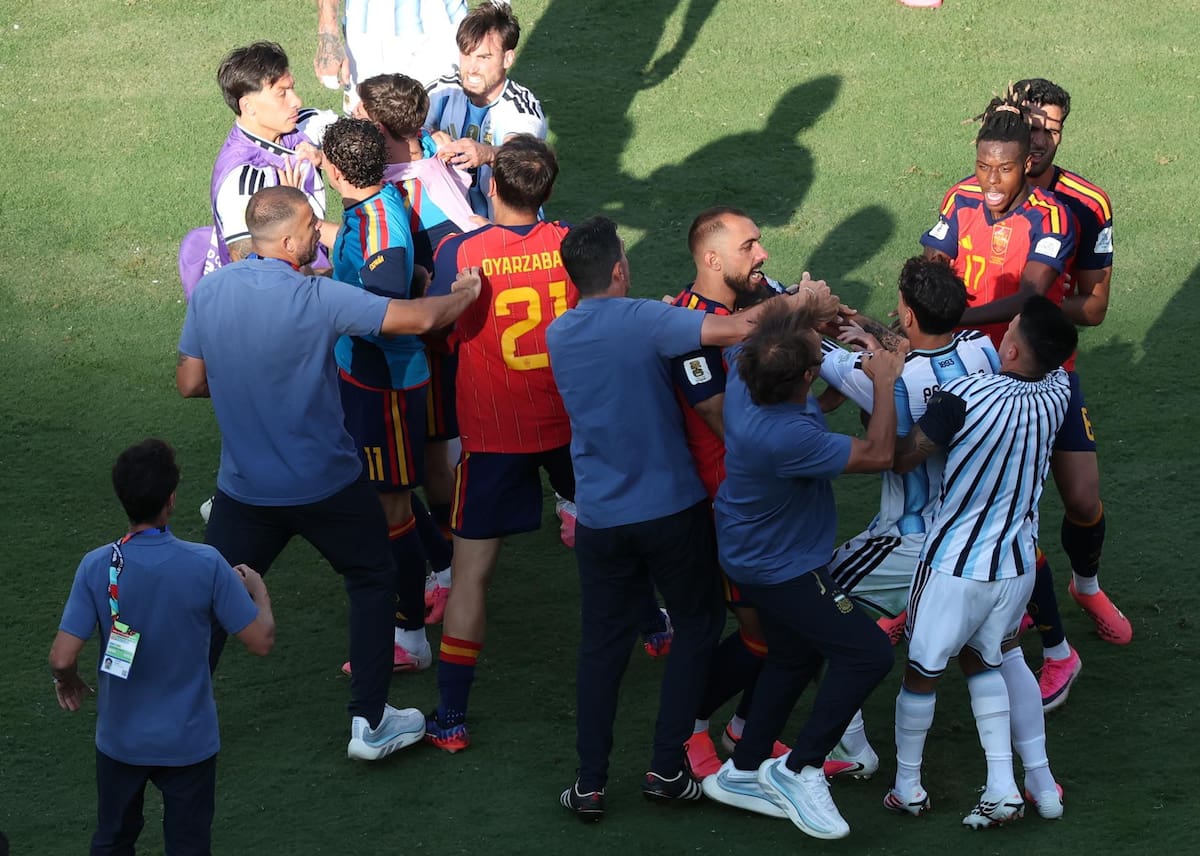Jugadores argentinos y españoles se enfrascaron en una bronca tras culminar el juego de la final del Mundial 2026. (Foto: EFE/EPA/SARAH YENESEL)