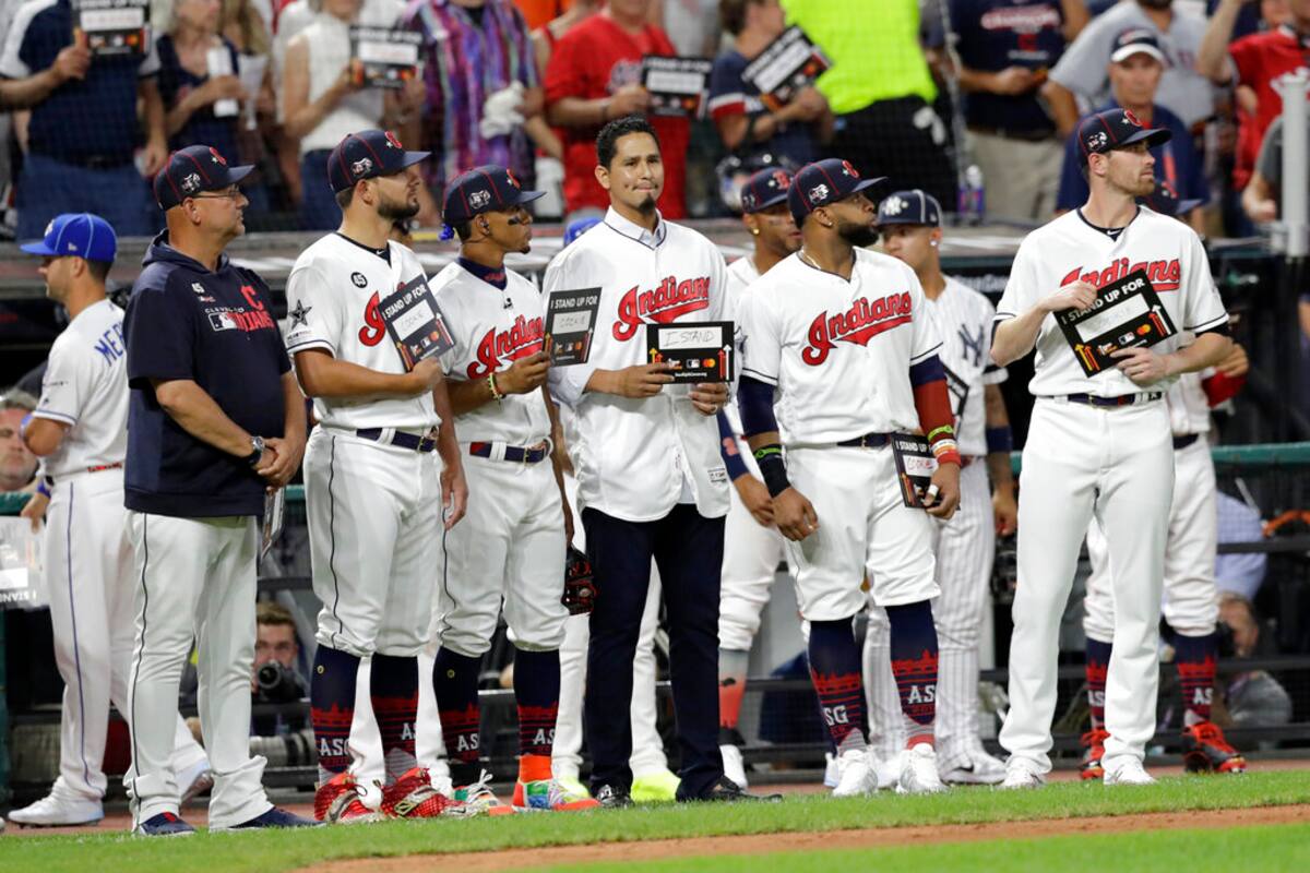 Carlos Carrasco, emotivamente homenajeado durante el Juego de Estrellas