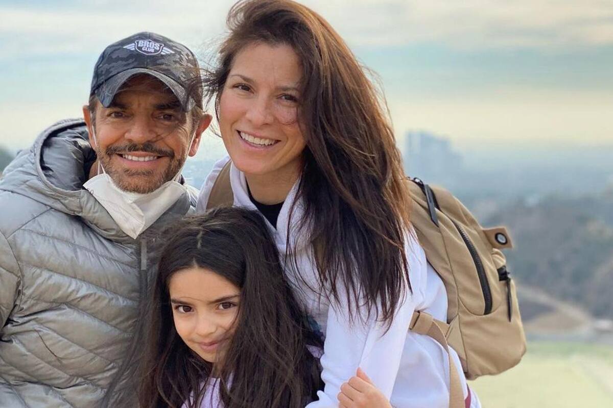 Hija menor de Eugenio Derbez sorprende al tocar el piano