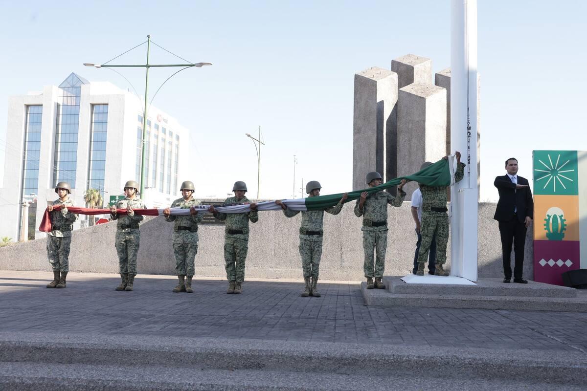 Realizan honores a la bandera en Centro de Gobierno por Mes Patrio