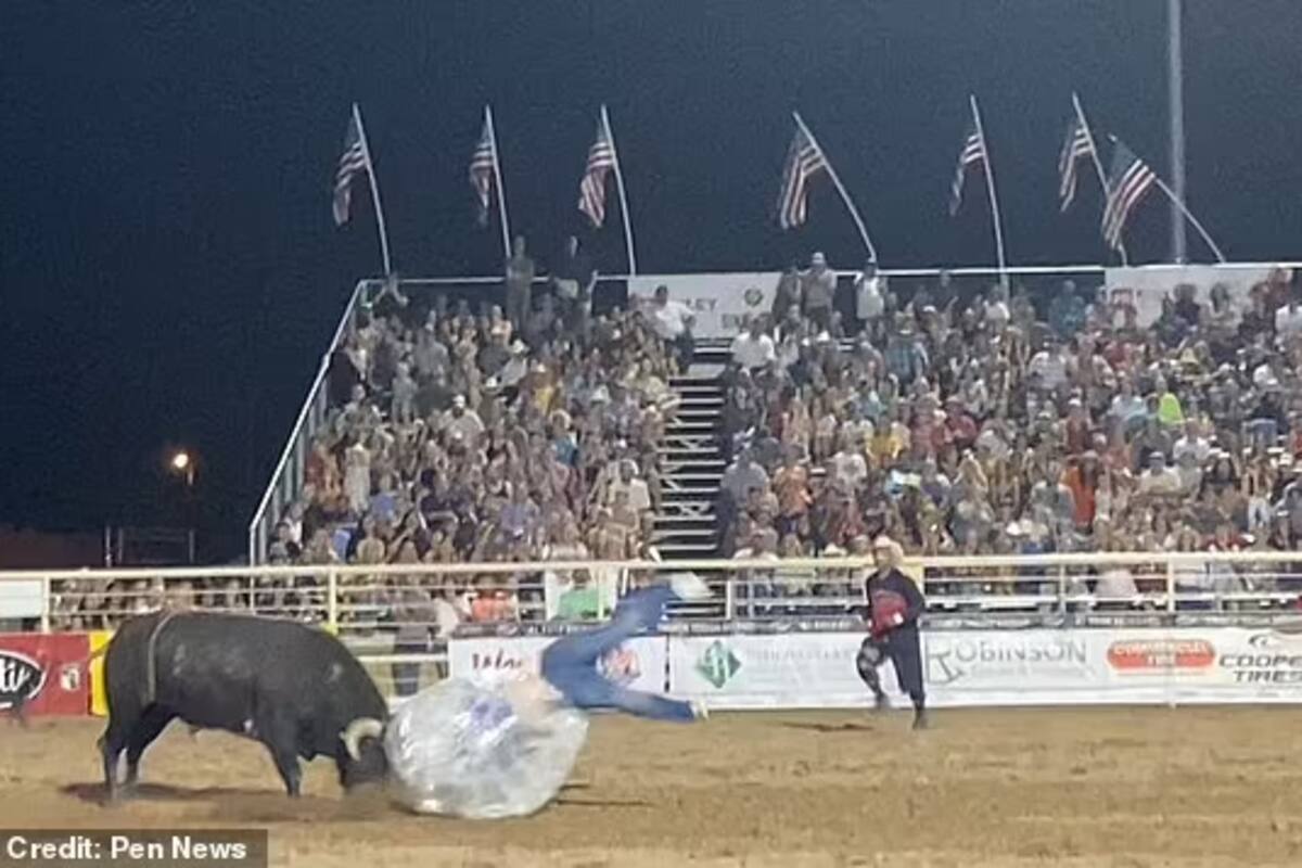 EU: Sueltan a toro en competencia de trajes de burbuja y se desata el caos, cámaras captan el momento