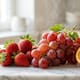 El mayor estudio sobre pesticidas en el mundo confirma que más del 70% de las fresas y el 60% de las uvas analizadas en Europa contienen residuos químicos en su piel