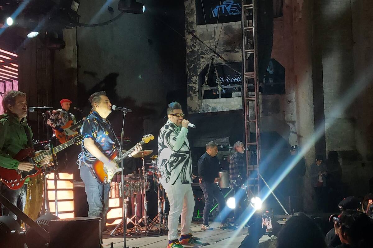 Auténticos Decadentes ofrecen concierto en el Observatorio del Antiguo Cine Bujazán