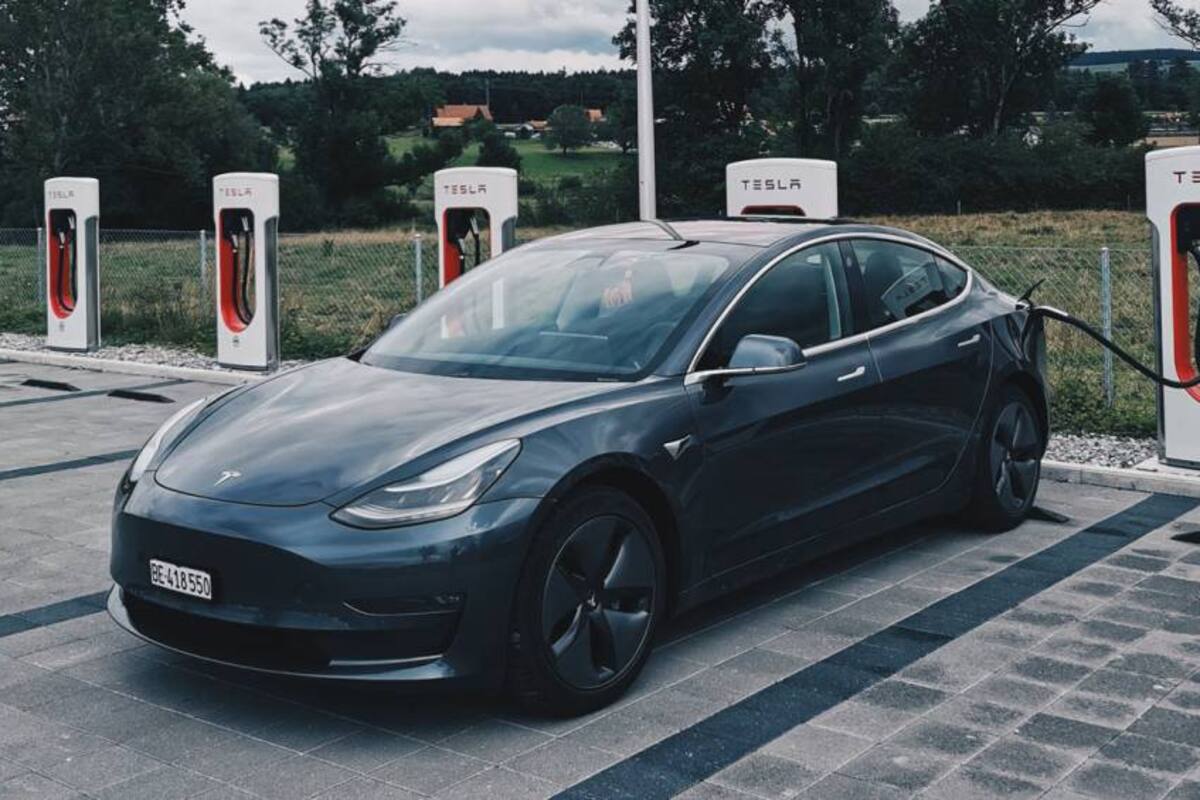 Deciden convertir un Tesla Model S en un coche de gasolina