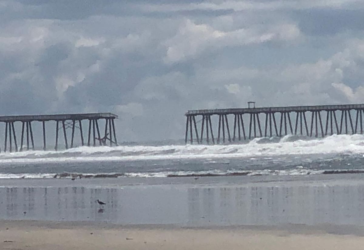 Las olas rompen casi a la altura de donde ocurrió la fractura del muelle del Hotel Rosarito.