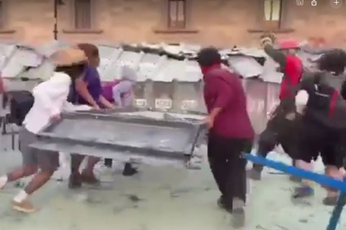 Captan a hombres golpeando con "muro de paz" a policías en Día de la Mujer