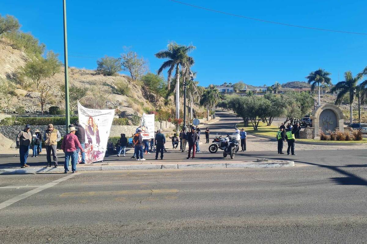 Bloquean Concesionarios de Transporte bulevar Ignacio Soto de Hermosillo; piden indemnización tras retiro de apoyos
