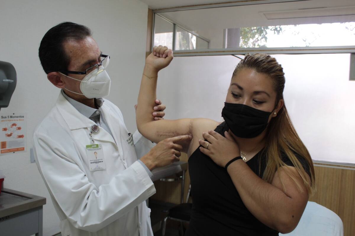 Mujer sufrió lesión a causa de una bala perdida, médicos del IMSS logran que recupere movilidad de su brazo