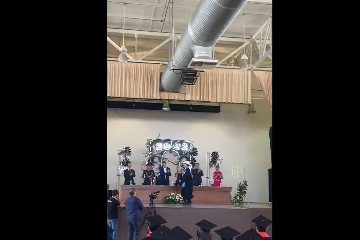 VIRAL TIKTOK: Joven se pone sombrero vaquero en la entrega de sus papeles