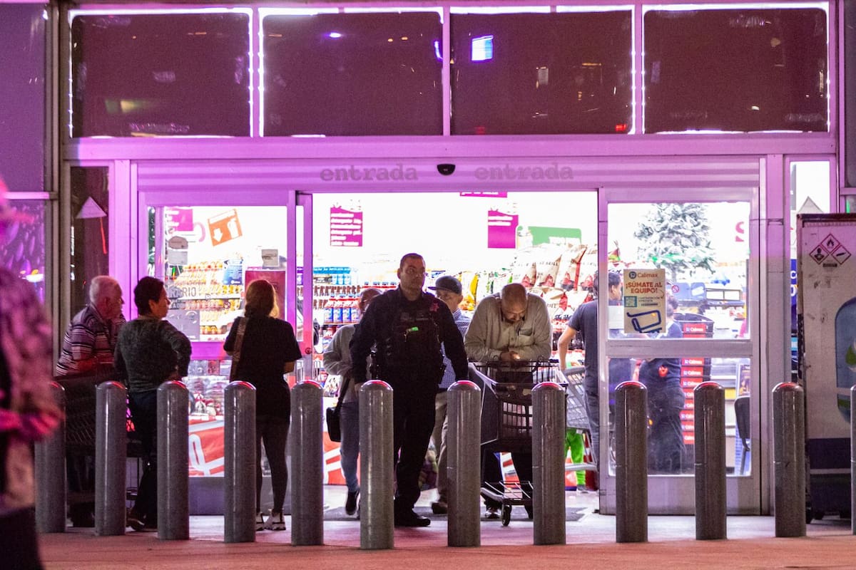 Un hombre armado irrumpió en la sucursal de Calimax en la zona de Gaz y Anexas, donde amenazó al personal y robó dinero de varias cajas registradoras. Foto: Border zoom