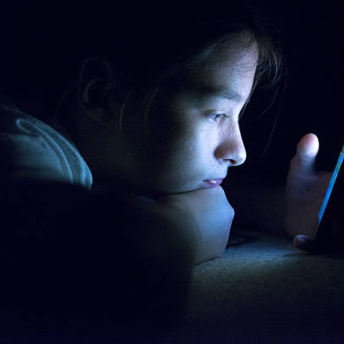 Uso de dispositivos electrónicos en menores puede causar problemas para dormir correctamente. Foto: Especial /Unsplash