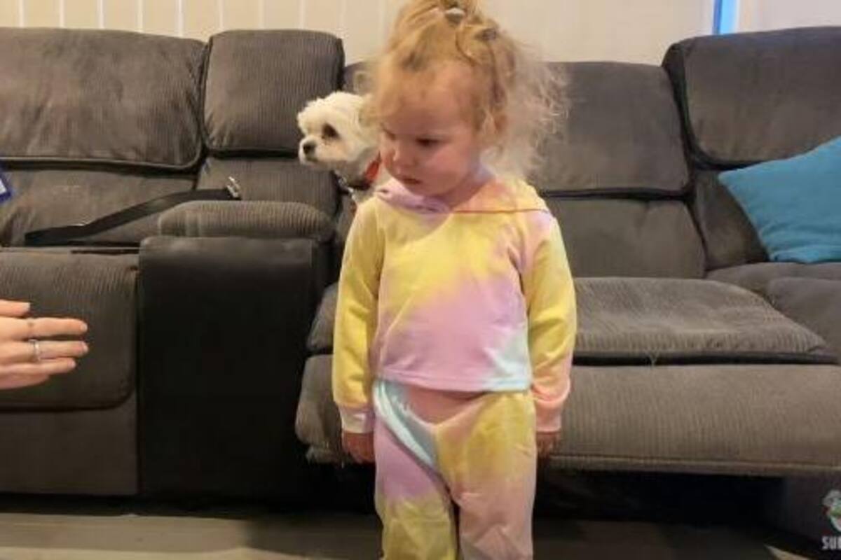 Niña de 2 años se asusta con este adorno de Halloween