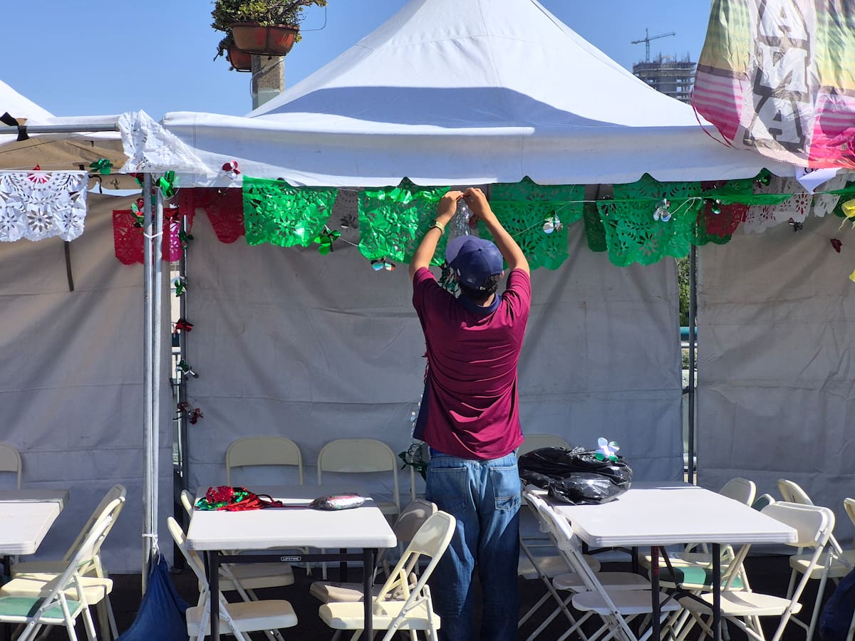 Los puestos de comida y bebidas comenzaron a instalarse en la avenida Independencia de la Zona Río para recibir a quienes acudirán a la celebración del Grito de Independencia en Tijuana. Foto: Michelle Castillo