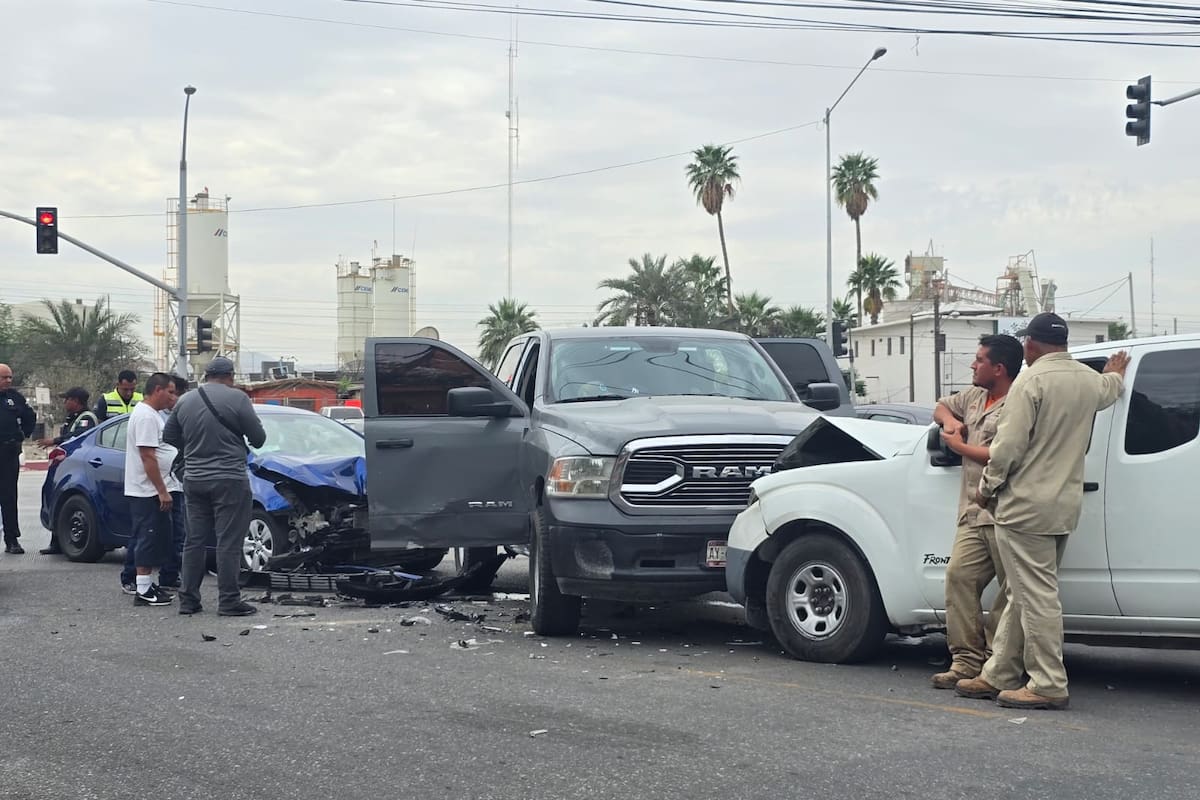 Choque múltiple deja daños materiales; unidad de la FGE involucrada