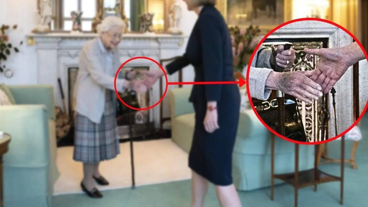 Las últimas fotos de la reina Isabel III, en 2022, donde se observan manchas en sus manos. Foto: Especial