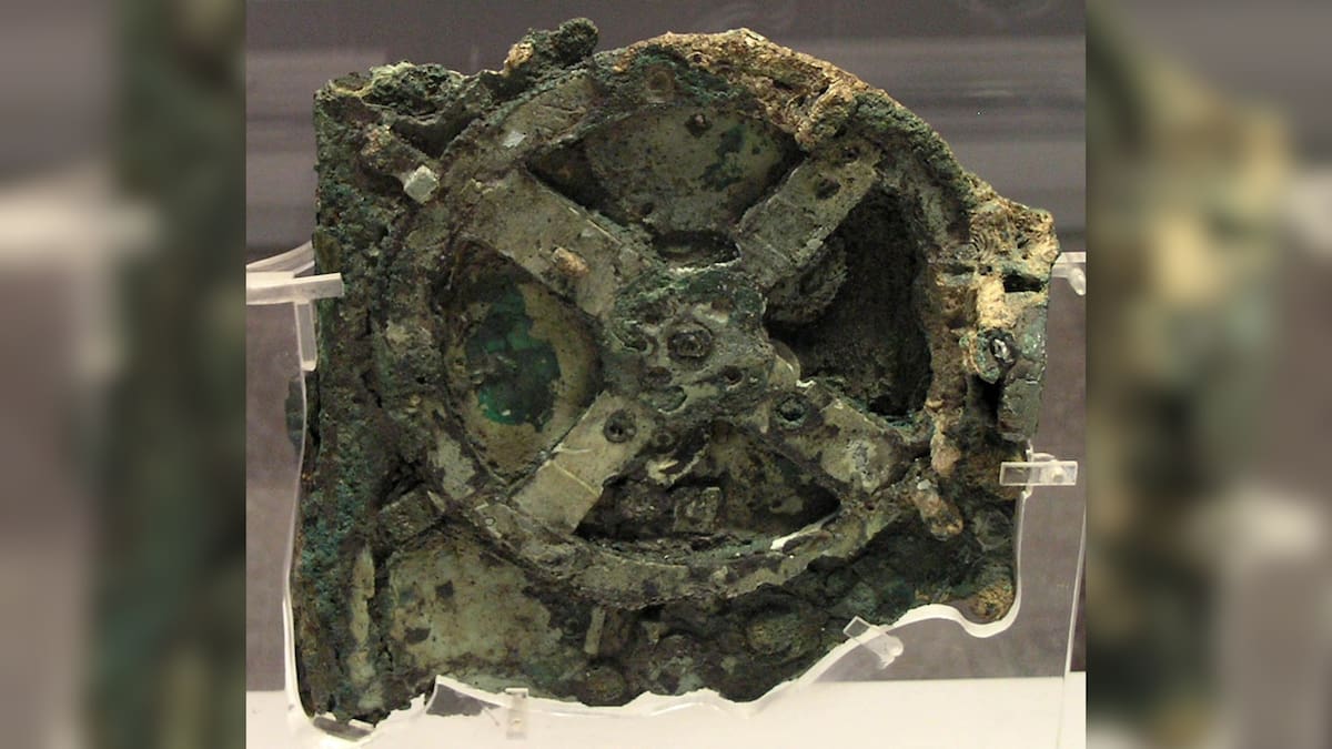 Tomografías de alta resolución revelaron más de 30 engranajes de bronce interconectados capaces de modelar ciclos astronómicos con precisión. /Wikimedia Commons