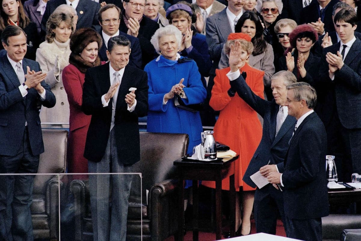 Jimmy Carter asistió a la investidura de Ronald Reagan, el 20 de enero de 1981, como parte de la tradicion presidencial de Estados Unidos. | Crédito: AP