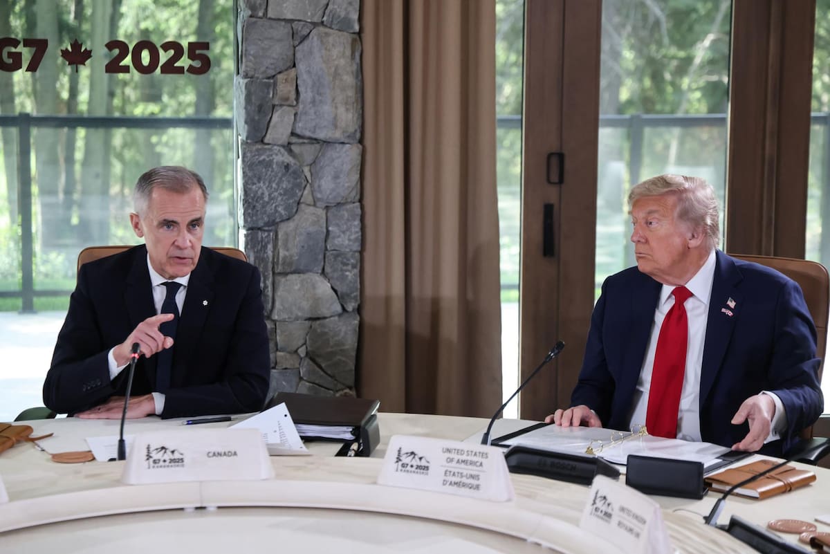 16/06/2025.- El Primer Ministro de Canadá, Mark Carney (izq.), habla mientras el Presidente de EE.UU., Donald Trump, observa durante una sesión de trabajo en la Cumbre del Grupo de los Siete (G7) en el Pomeroy Kananaskis Mountain Lodge, en Kananaskis, Alberta, Canadá, el 16 de junio de 2025. | Crédito: EFE/EPA/LUDOVIC MARIN / POOL