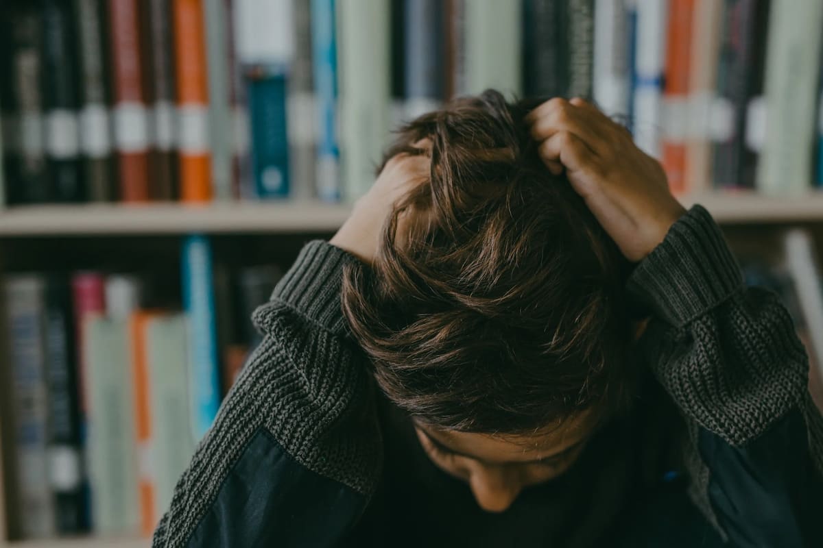 Universitarios con mayor sensibilidad al estrés presentan mayor riesgo de pensamientos suicidas, revela estudio