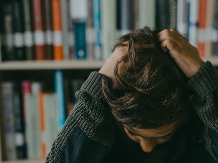 Universitarios con mayor sensibilidad al estrés presentan mayor riesgo de pensamientos suicidas, revela estudio