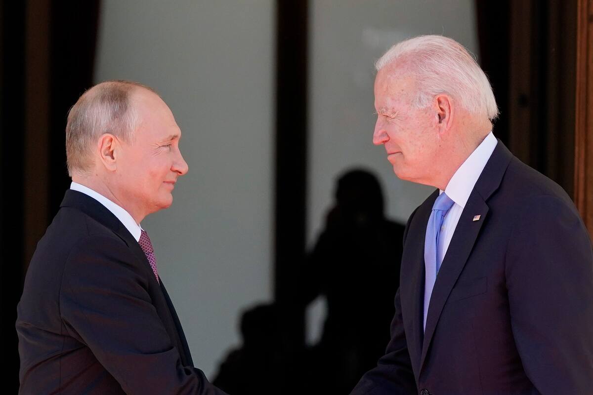 ARCHIVO - El presidente Joe Biden y el mandatario ruso Vladimir Putin, izquierda, llegan para reunirse en Villa la Grange en Ginebra, Suiza, el 16 de junio de 2021. (AP Foto/Patrick Semansky, Archivo)