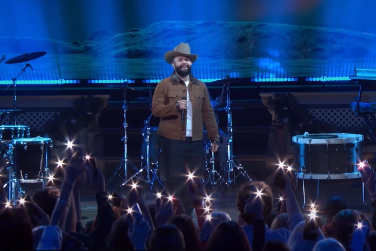 Carín León brilla en Nashville durante el CMA Country Christmas