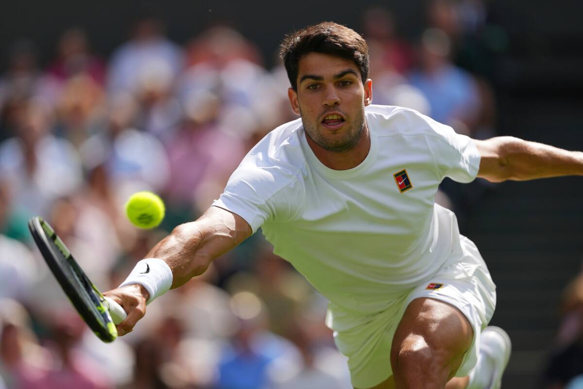 Carlos Alcaraz avanza a tercera ronda en Wimbledon y llega a 20 victorias consecutivas