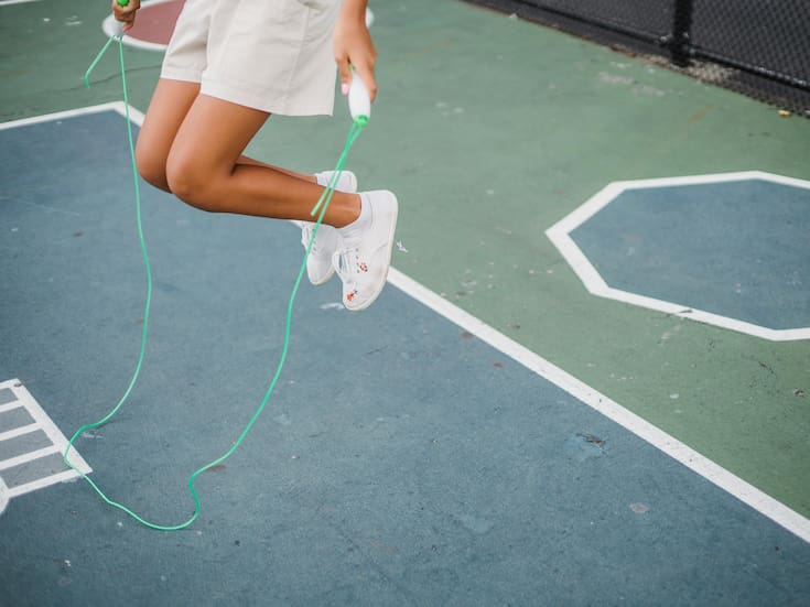 ¿Saltar 50 veces al despertar mejora la salud? qué beneficios sí aporta y cuáles no este reto viral, según expertos