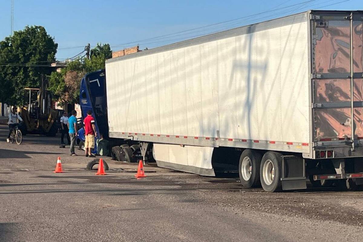 Tráiler abre socavón en bulevar de Ciudad Obregón