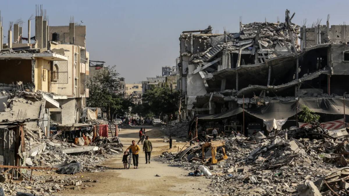 Se ve a palestinos entre los escombros de una casa demolida mientras intentan continuar con su vida diaria a pesar de los edificios destruidos y las difíciles condiciones en Khan Yunis, Gaza, el 15 de noviembre de 2024. / Abed Rahim Khatib-Anadolu-Getty Images