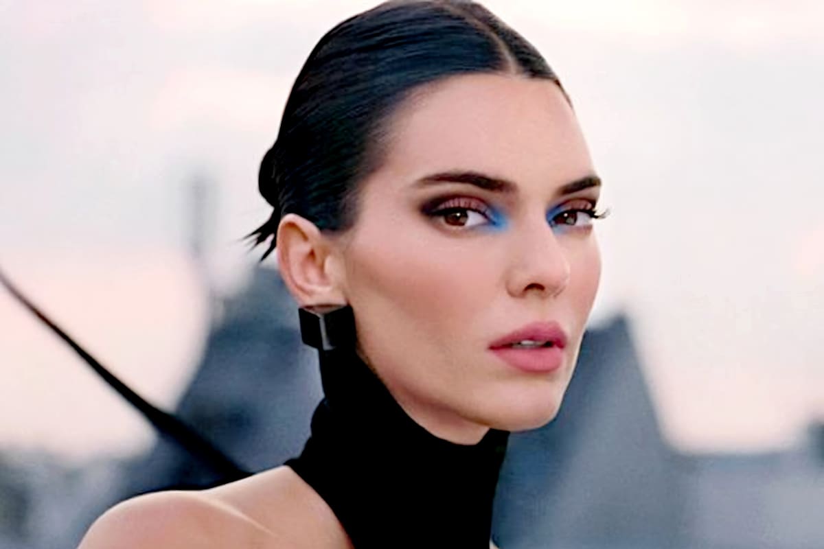 Kendall Jenner revela su truco para hacerse las cejas con una Gua Sha (VIDEO)