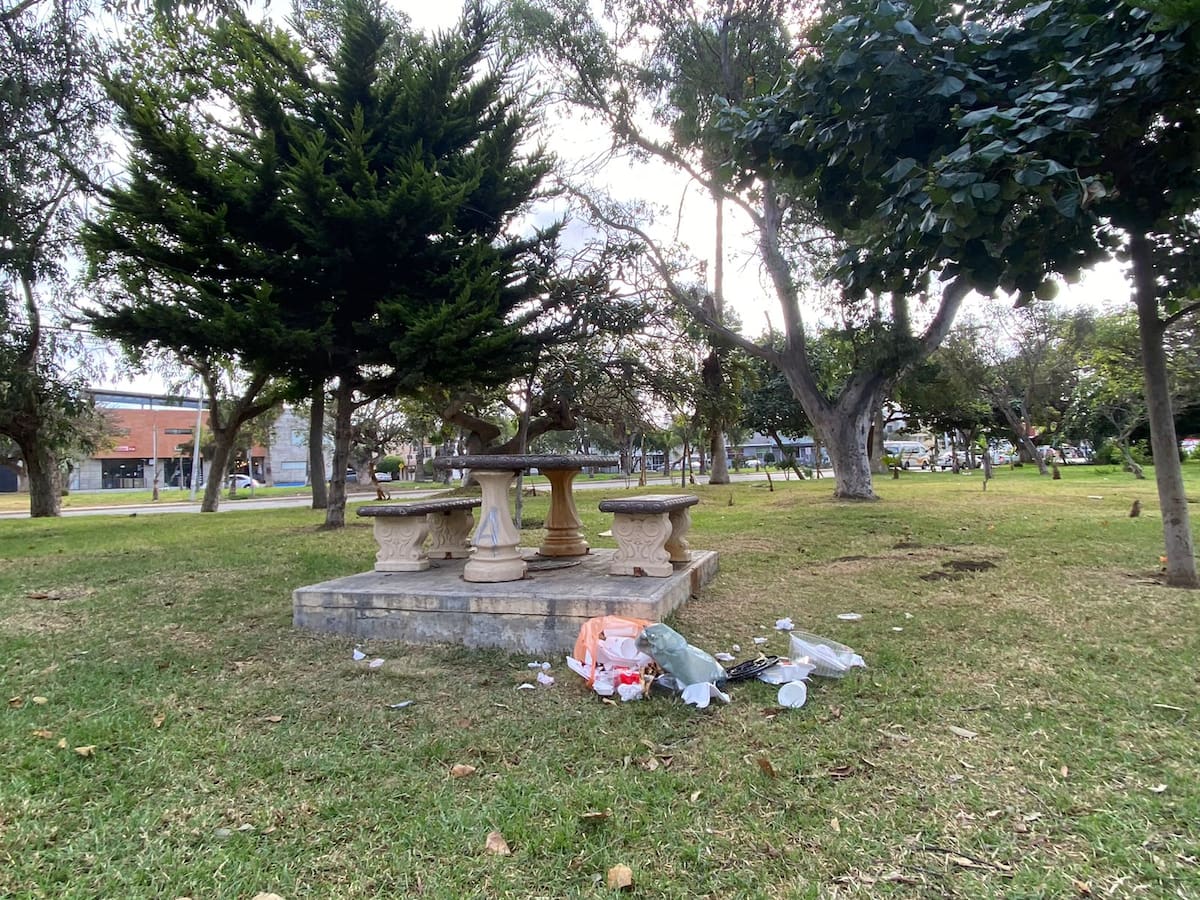 La acumulación de residuos sólidos urbanos en centros y espacios públicos sigue sin contenerse por falta de acceso y cultura, señalan colonos.