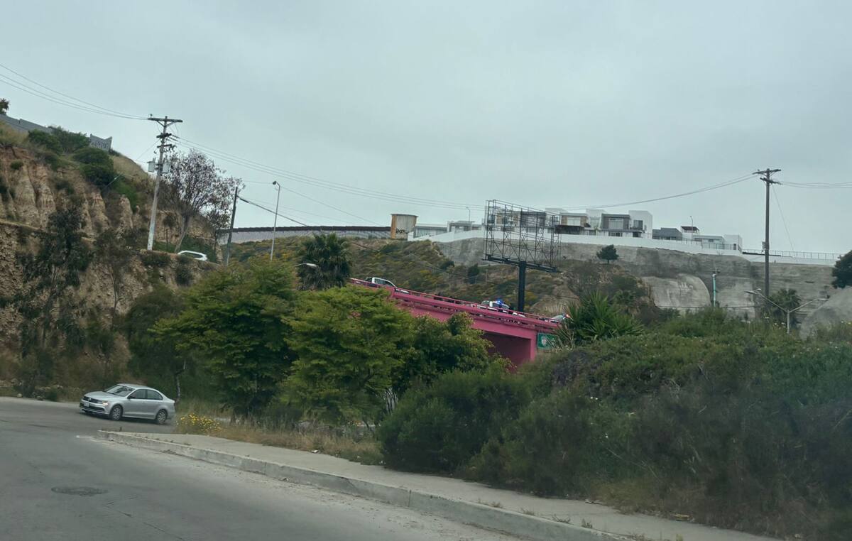 La manta fue colocada en el puente de la colonia El Mirador.
