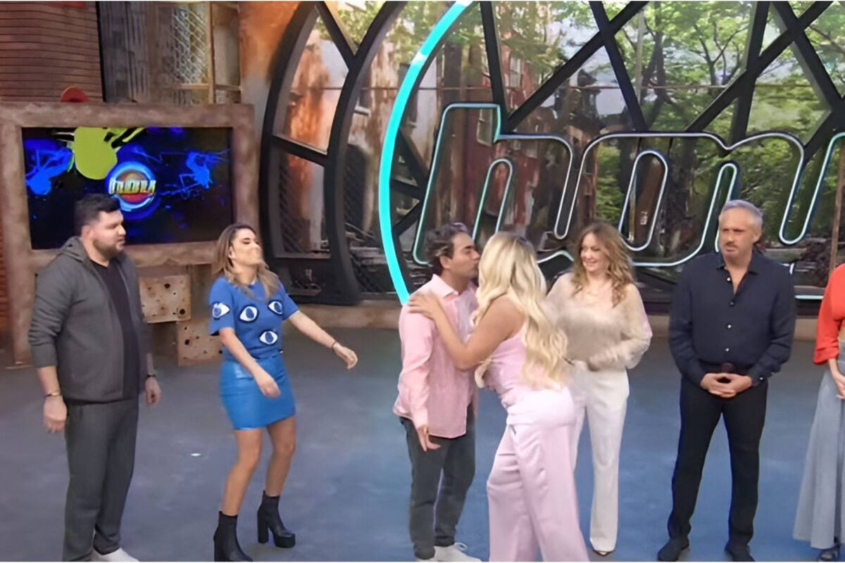 Wendy Guevara y Raúl Araiza protagonizan beso en pleno programa en vivo