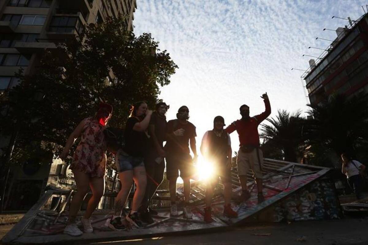 Incendian embajada de Argentina en Chile durante protestas