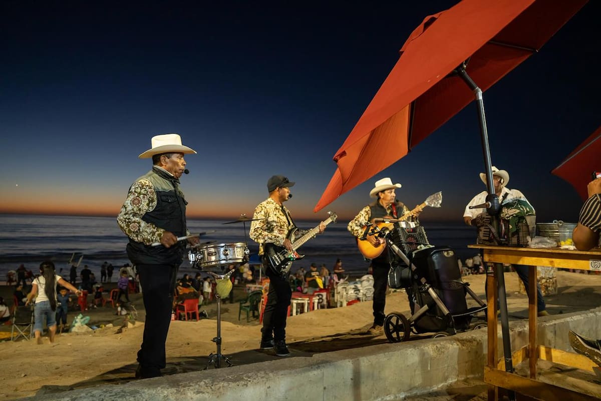 La temperatura alcanzó los 30 grados centígrados este sábado, lo que motivó a decenas de familias a despedir el mes frente al mar en una tarde teñida de tonos anaranjados y dorados. Foto: Border Zoom