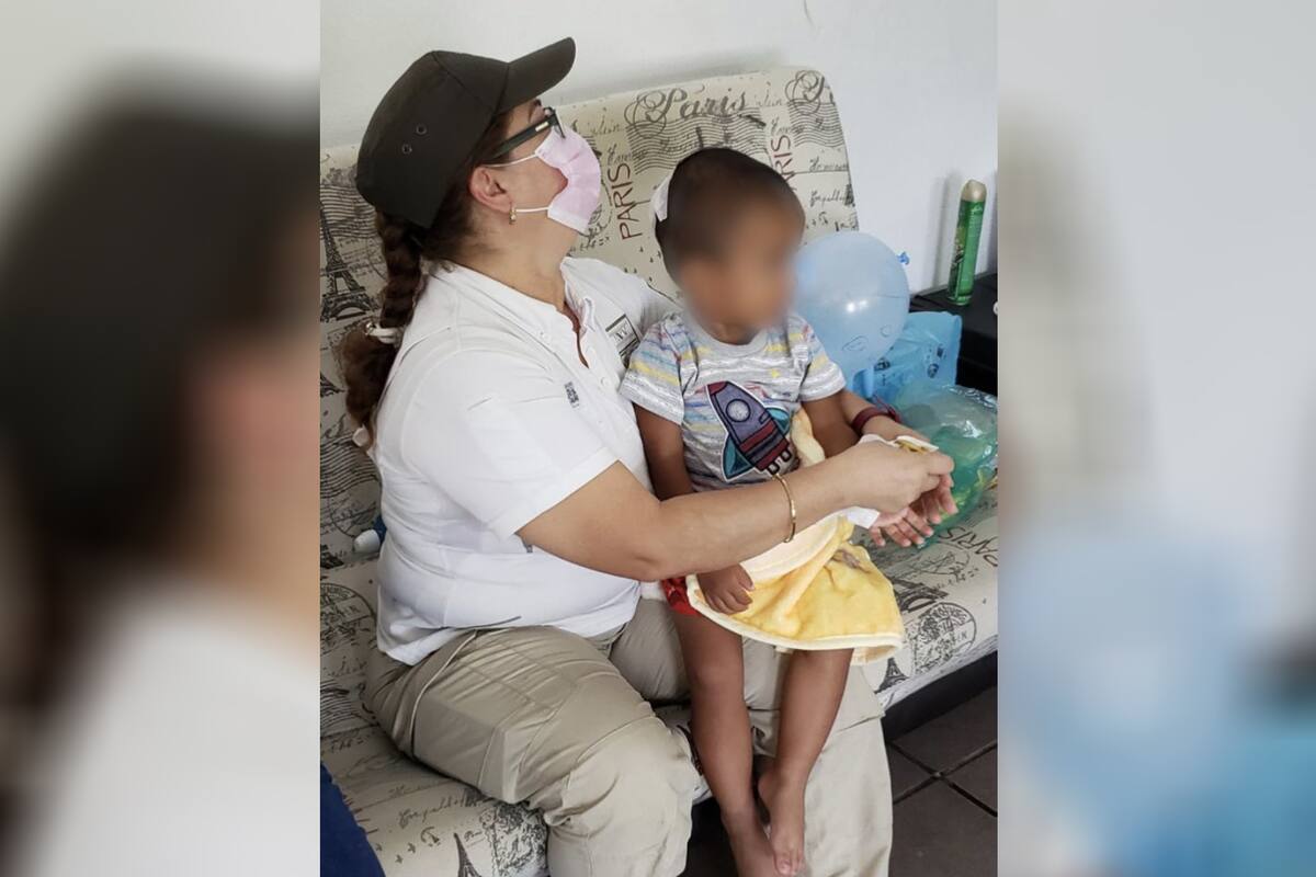 Autoridades buscan a familiares de niño migrante abandonado en carretera de Veracruz